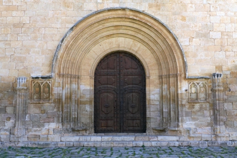 04611-direct-entrance-to-the-gothic-cloister-of-royal-monastery-of-santes-creus-catalonia Reial Monestir de Santes Creus