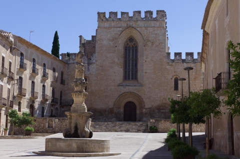 04614-view-of-the-church-with-the-fountain-in-front-of-the-royal-monastery-of-santes-creus-catalonia Reial Monestir de Santes Creus