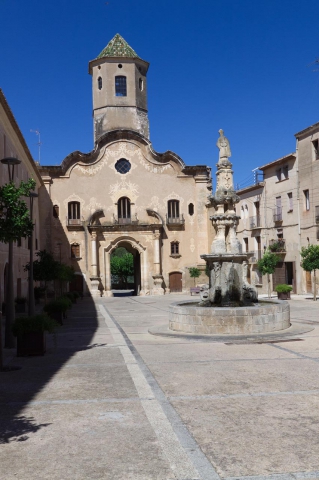 04607-the-exit-of-the-monastery-of-santes-creus-with-a-gothic-fountain-and-baroque-door-catalonia Reial Monestir de Santes Creus