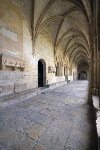 04626-ambulatory-of-the-gothic-cloister-with-tombs-chapter-house-and-chairs-of-the-royal-monastery-of-santes-creus-catalonia Reial Monestir de Santes Creus