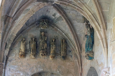 04627-sculptures-in-the-gothic-cloister-of-the-royal-monastery-of-santes-creus-catalonia Reial Monestir de Santes Creus