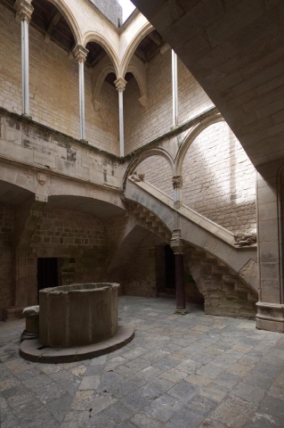 04638-vertical-view-of-the-noble-staircase-of-the-royal-palace-of-the-royal-monastery-of-santes-creus-catalonia Reial Monestir de Santes Creus