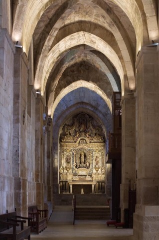 04657-side-nave-with-baroque-altarpiece-of-the-royal-monastery-of-santes-creus-catalonia Reial Monestir de Santes Creus