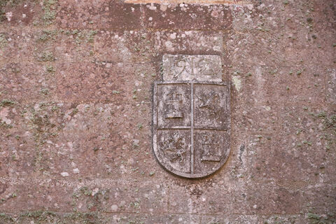 06982-blasons-escuts Escornalbou Castle