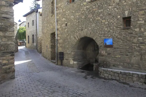 Poble i església de Sant Pere (Alp) · 03016