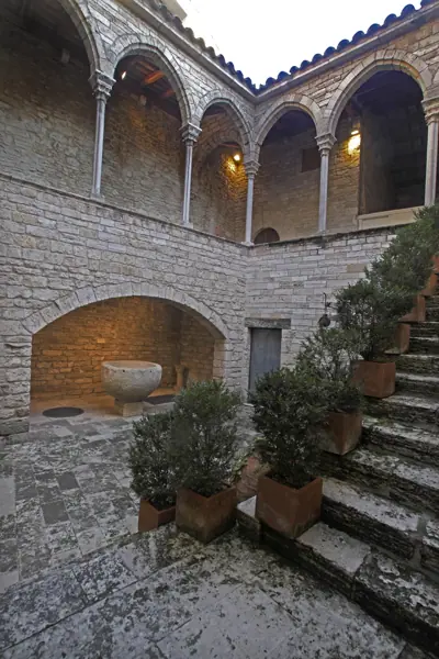 La Pia Almoina (Banyoles) · 03530