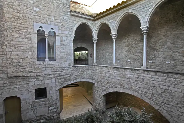 La Pia Almoina (Banyoles) · 03531