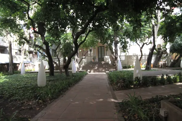 Ajuntament i jardí Benito (Barcelona) · 02752