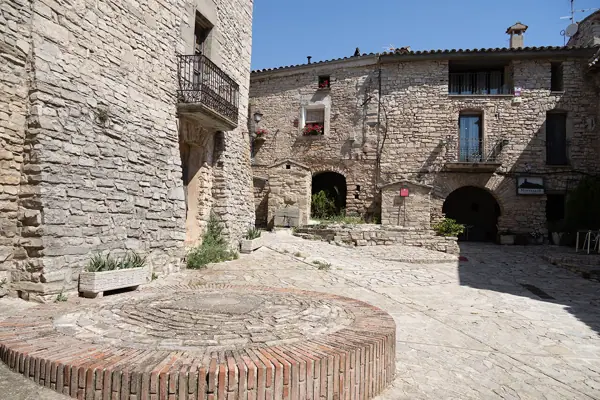 Poble medieval, segle XI (Montfalcó Murallat) · 08590