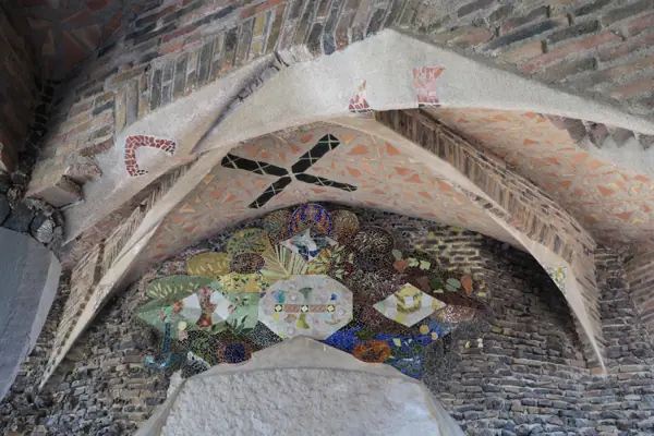 Cripta de la Colònia Güell, d'Antoni Gaudí (Santa Coloma de Cervelló) · 04855