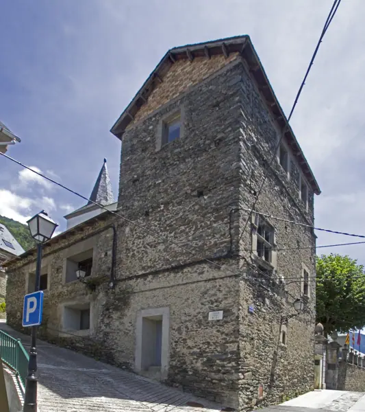 La capital i l'església de Sant Miquèu (Vielha) · 01998