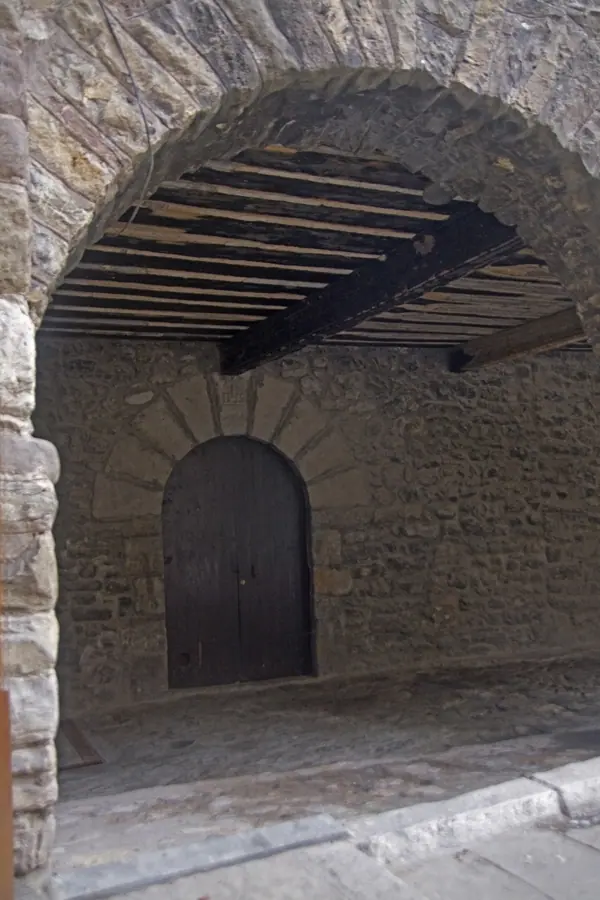Plaça porticada i pont