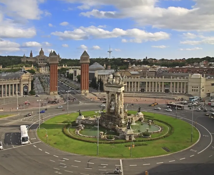 Les Quatre Columnes i Plaça d'Espanya