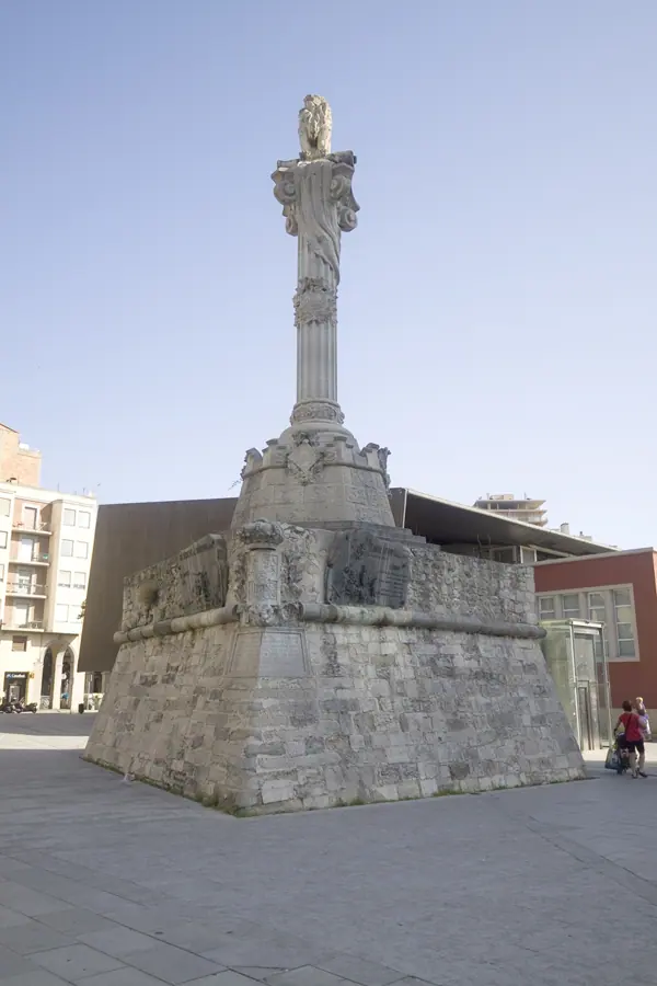Monument de la Lleona i muralles