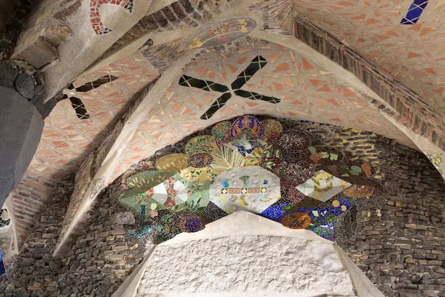 Cripta de la Colònia Güell, d'Antoni Gaudí